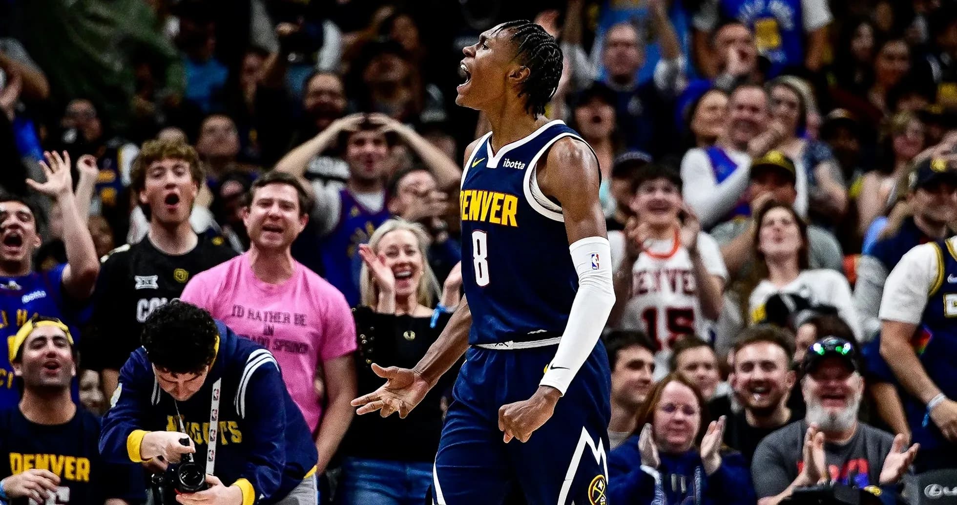 Joueur des Denver Nuggets célébrant devant des fans