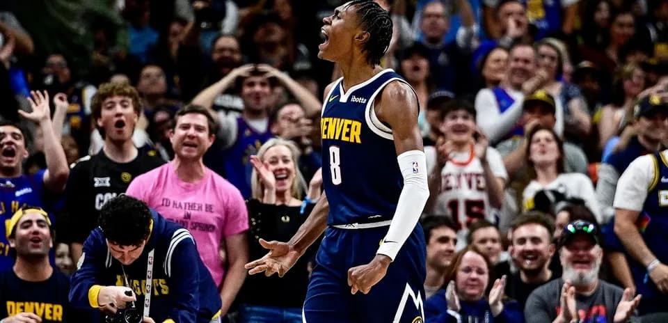 Joueur des Denver Nuggets célébrant devant des fans