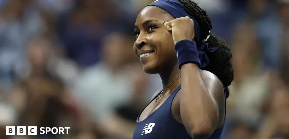 Joueuse de tennis célébrant un point gagné