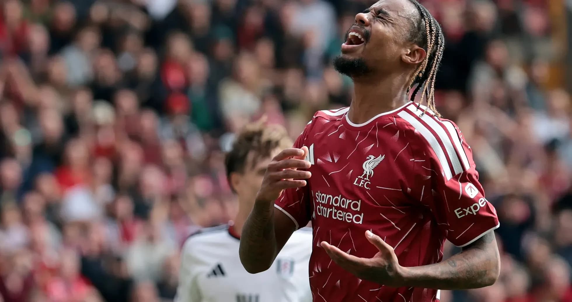 Joueur de Liverpool réagissant après une action