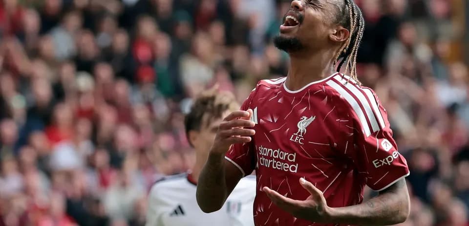 Joueur de Liverpool réagissant après une action