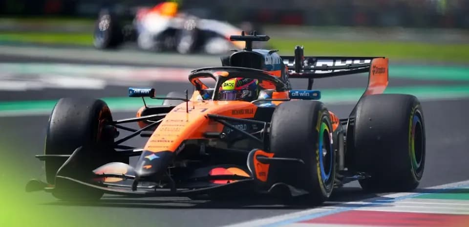 Voiture de F1 McLaren en pleine course sur circuit
