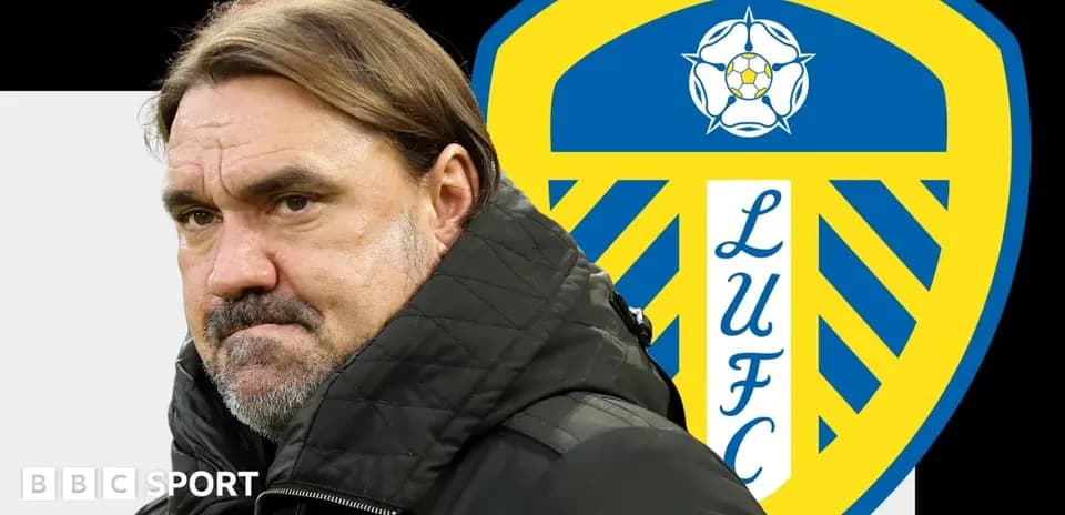 Entraîneur devant le logo de Leeds United