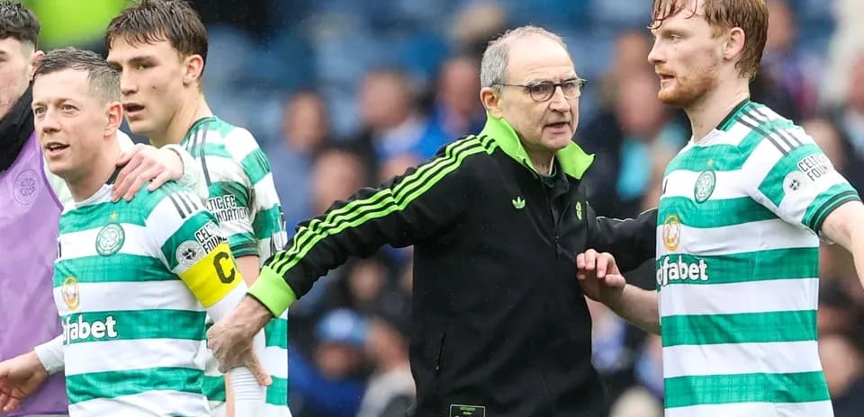 Entraîneur parlant à des joueurs de Celtic en match
