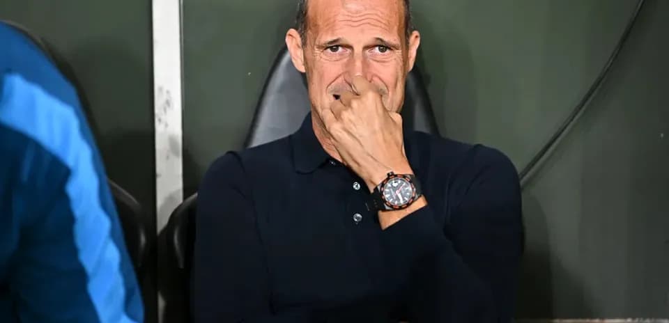 Entraîneur pensif sur le banc de touche