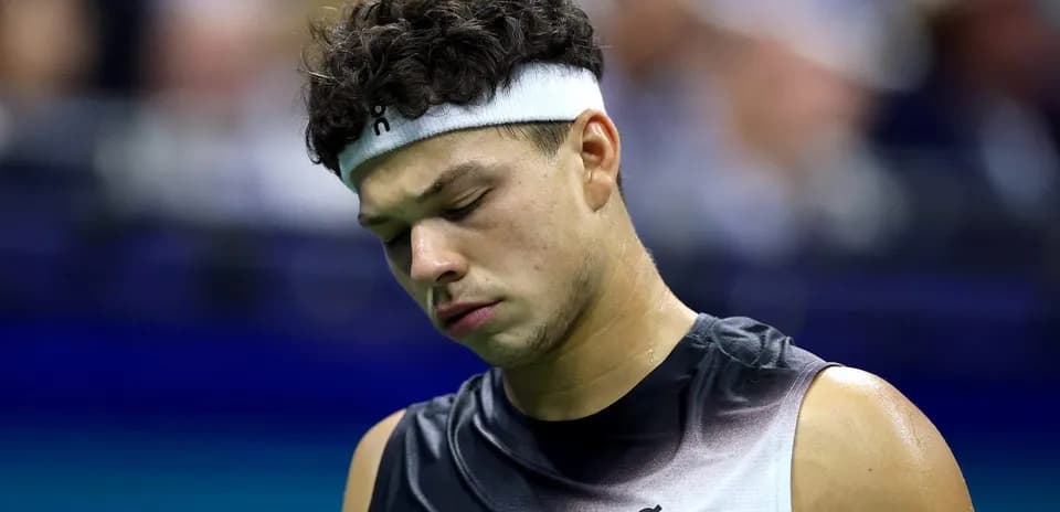 Joueur de tennis regardant le sol pendant un match