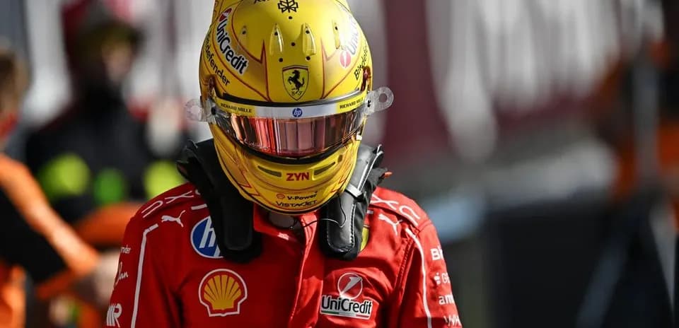 Pilote de F1 portant un casque et une combinaison Ferrari