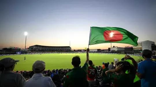 Supporter brandissant le drapeau du Bangladesh au cricket