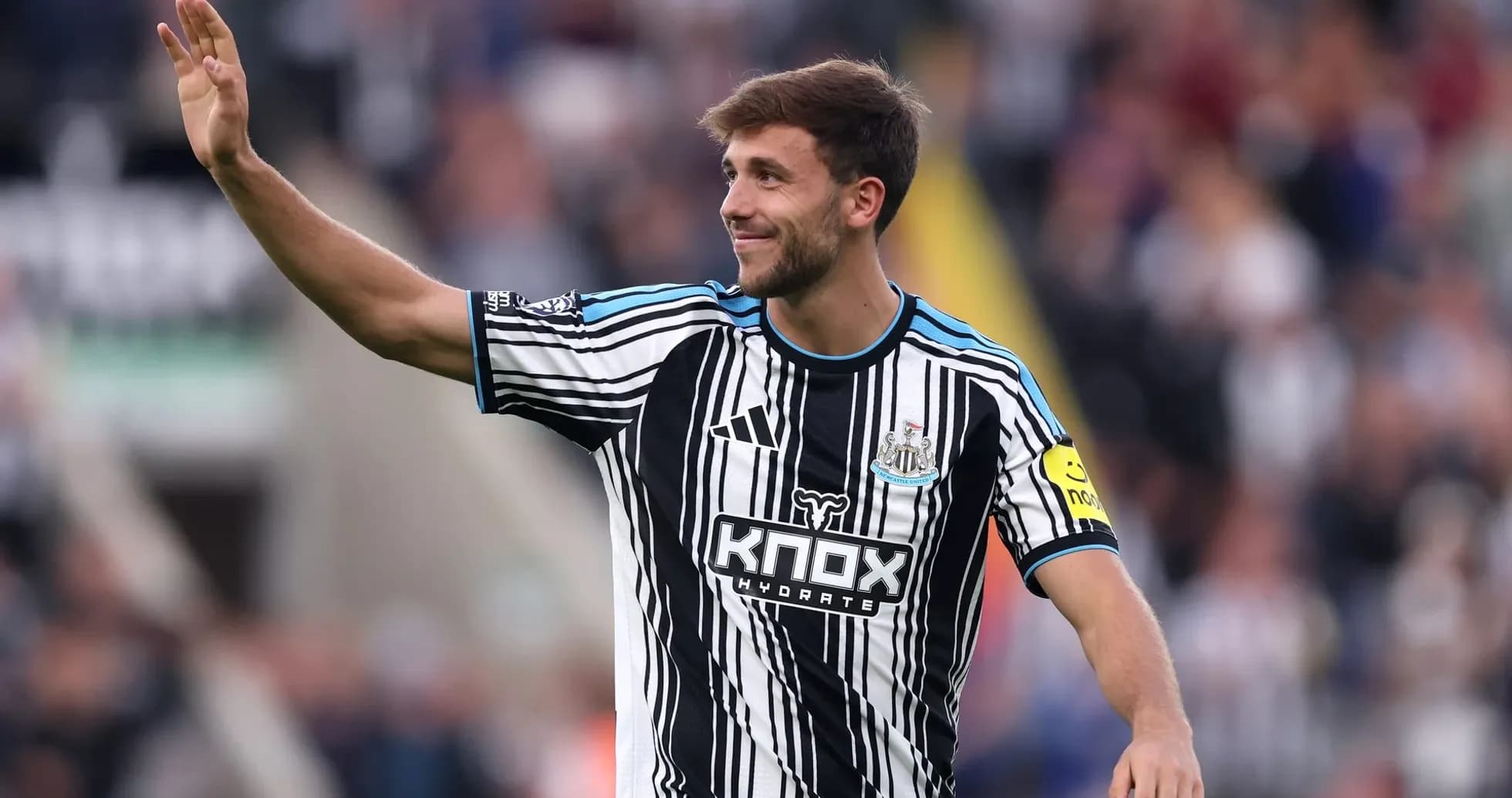 Joueur de Newcastle saluant le public au stade