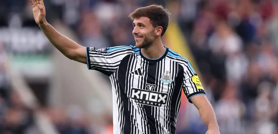 Joueur de Newcastle saluant le public au stade