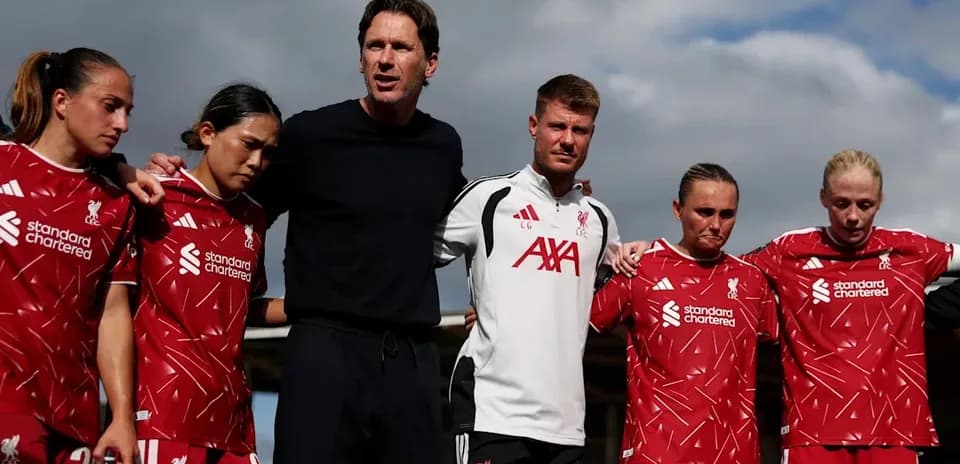 Équipe féminine de Liverpool en discussion avec entraîneur