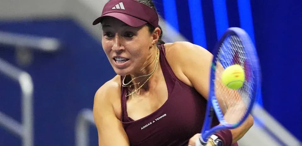 Joueuse de tennis frappant une balle avec raquette