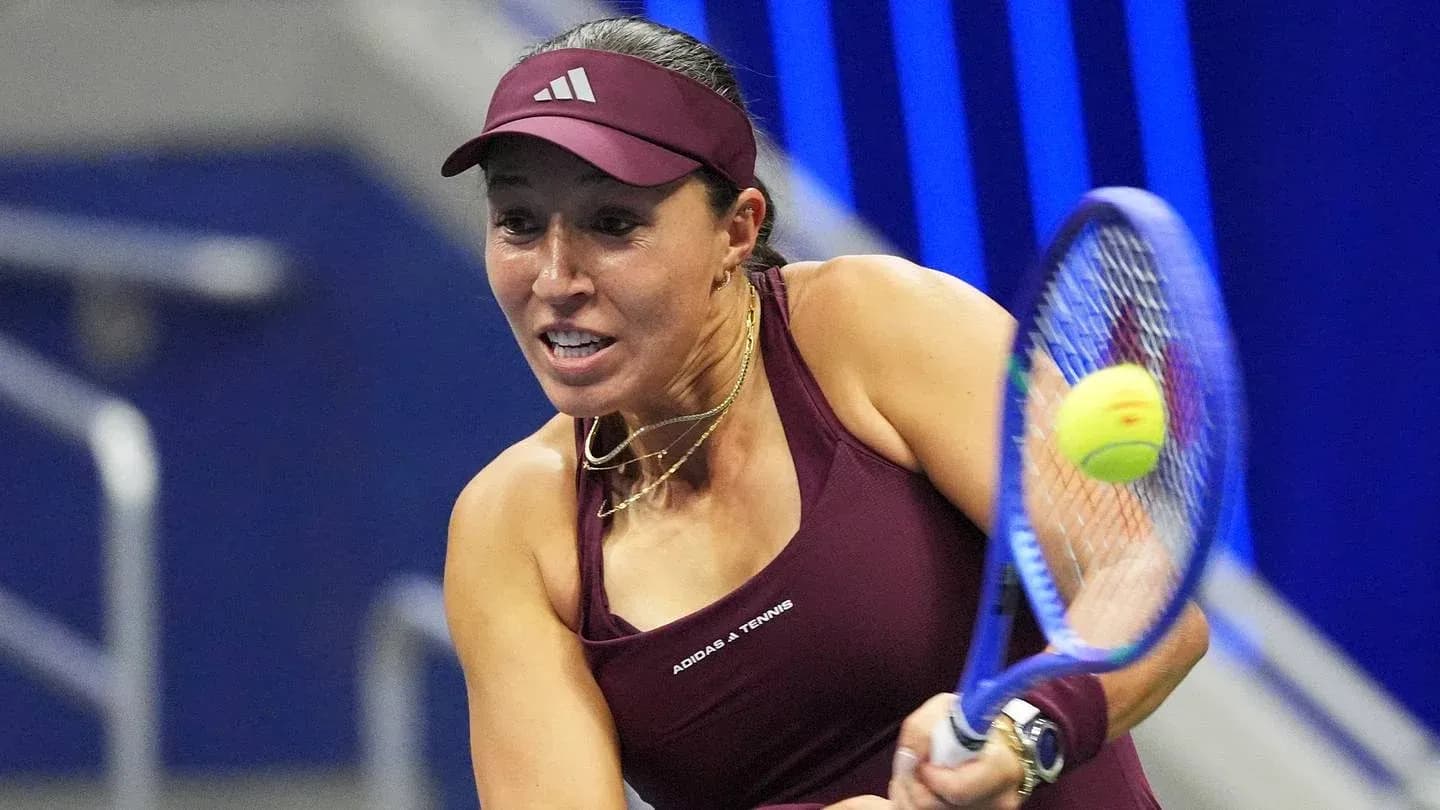 Joueuse de tennis frappant une balle avec raquette