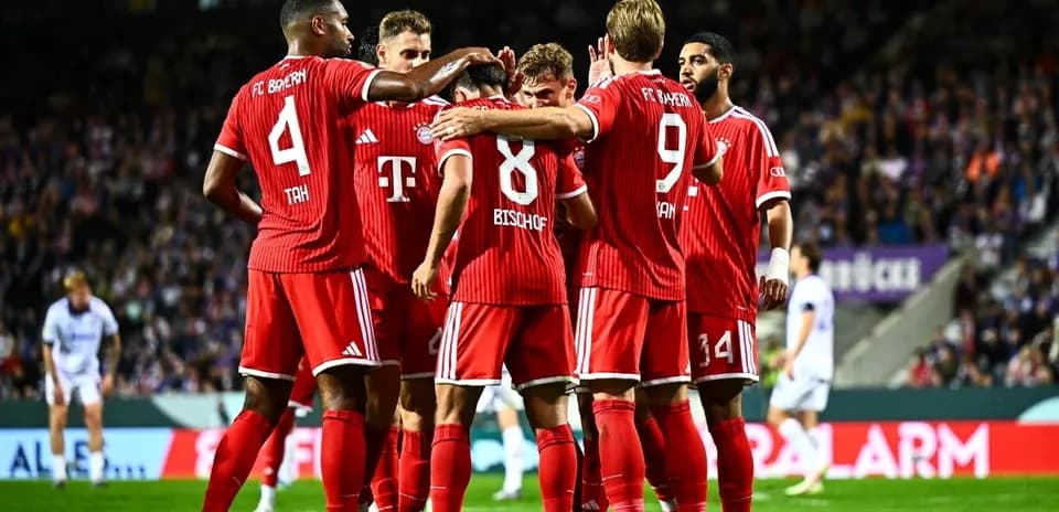 Joueurs du FC Bayern célébrant un but ensemble