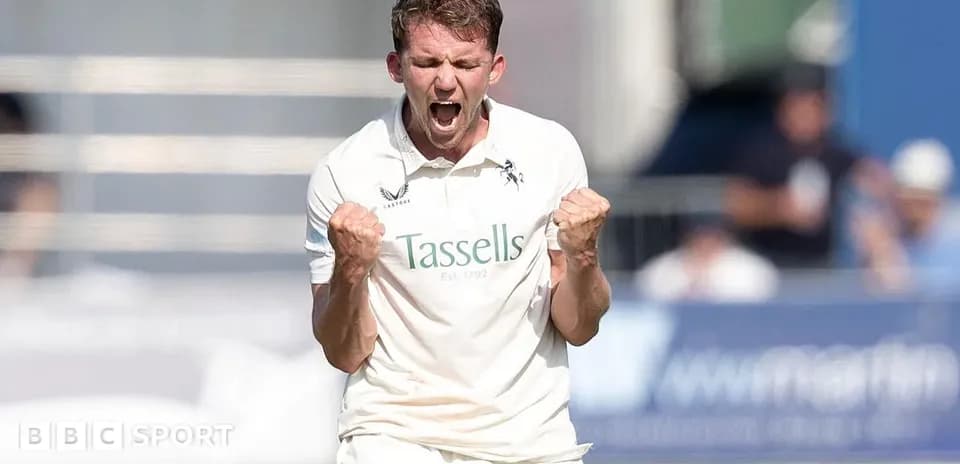 Joueur de cricket célébrant une prise décisive