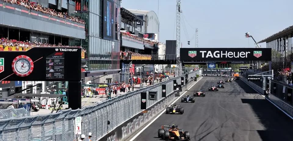 Voitures de F1 en course sur circuit avec public