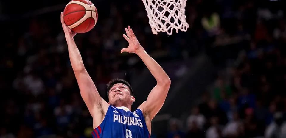 Joueur des Philippines réalisant un tir au panier