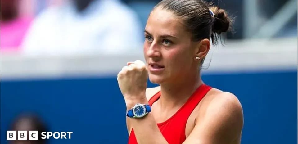 Joueuse de tennis célébrant un point sur le court