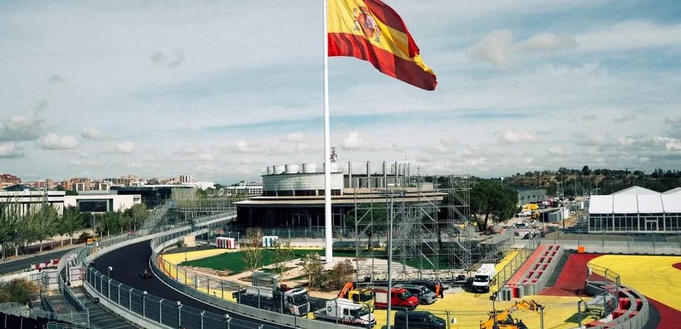 Vue du circuit avec drapeau espagnol et installations