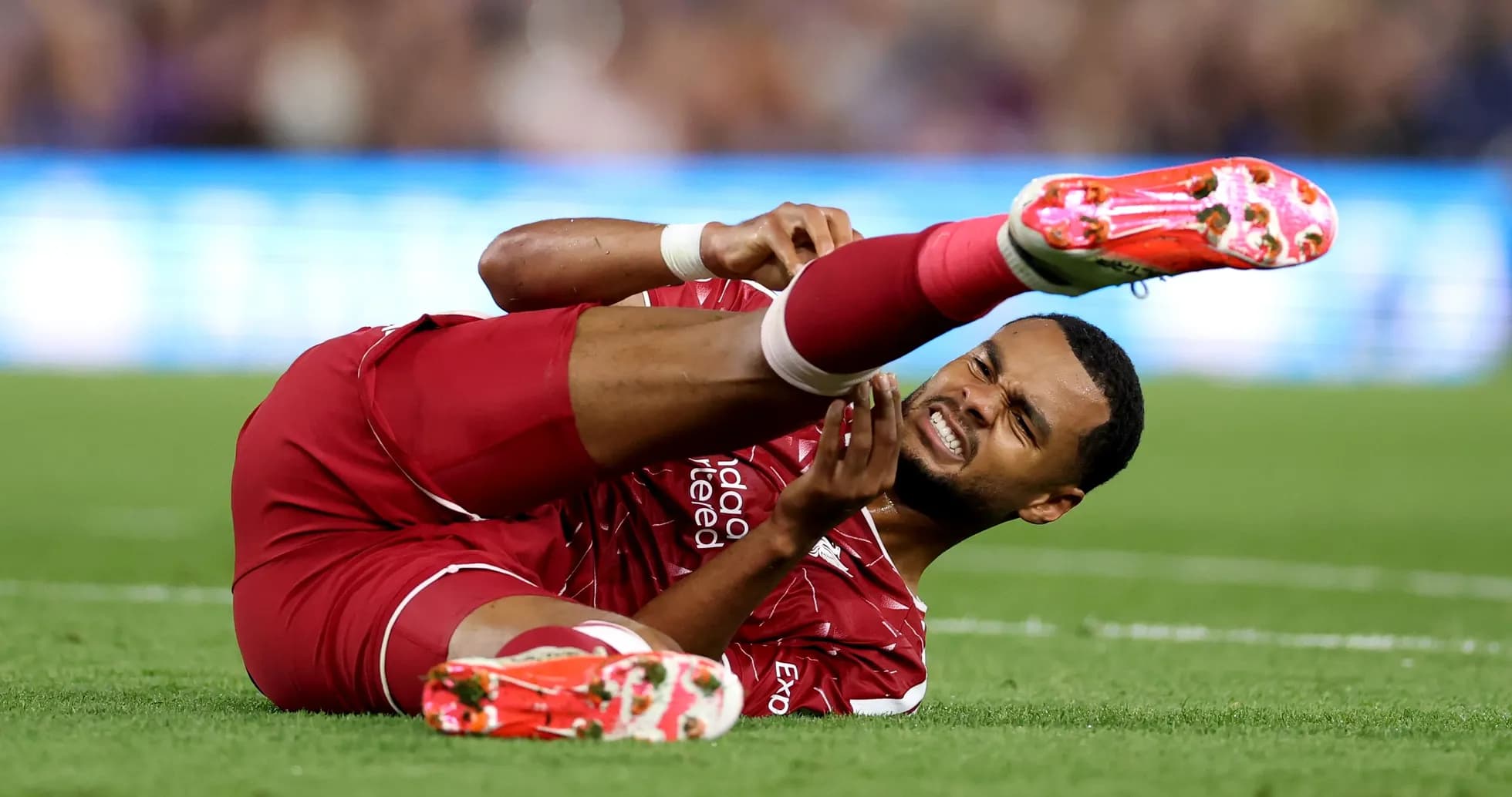 Joueur de Liverpool blessé au sol lors du match