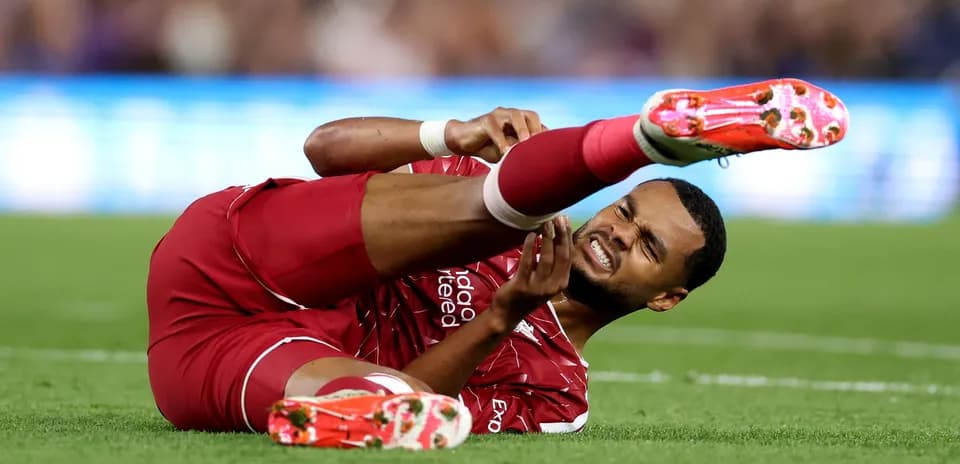 Joueur de Liverpool blessé au sol lors du match