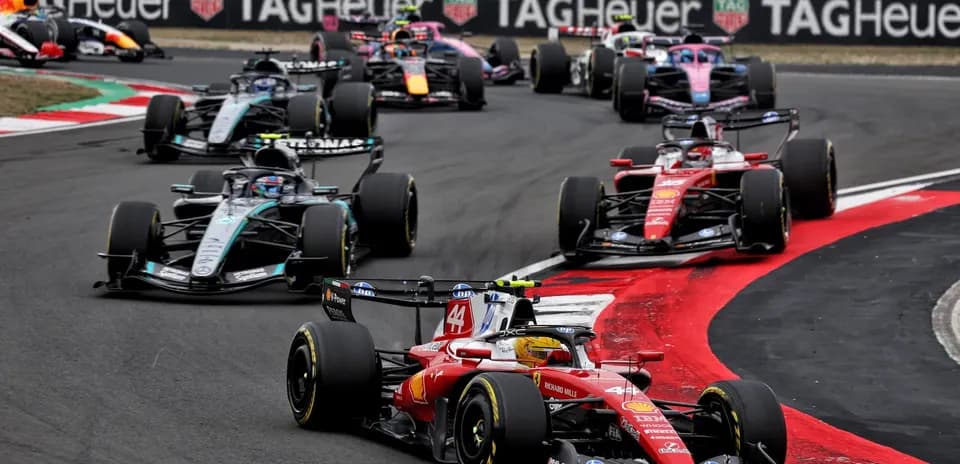 Voitures de Formule 1 en course sur circuit