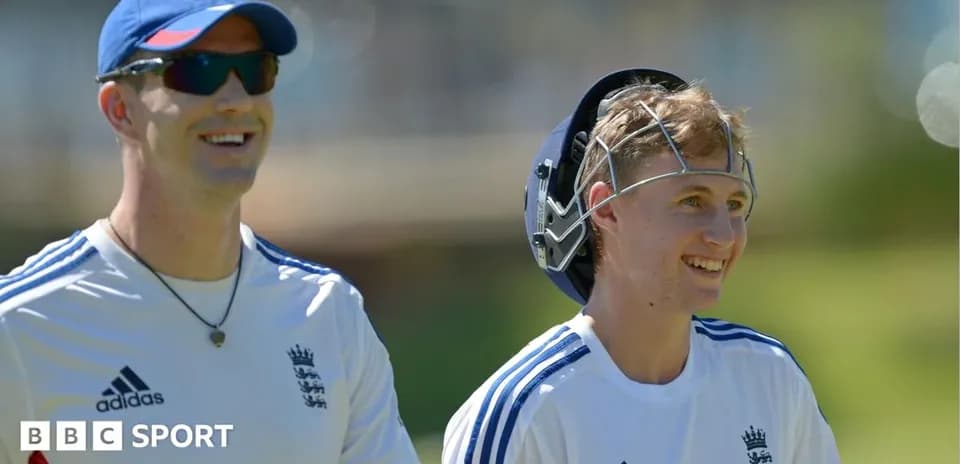 Deux joueurs de cricket souriant lors d'un entraînement