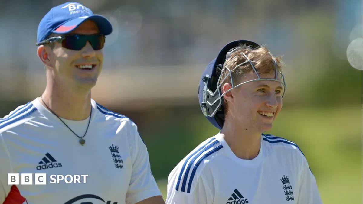 Deux joueurs de cricket souriant lors d'un entraînement