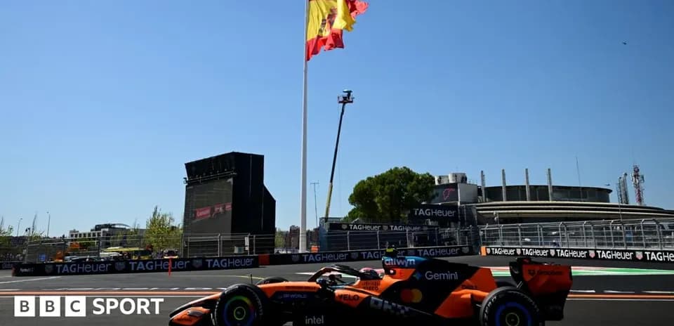 Voiture de F1 McLaren sur circuit avec drapeau espagnol