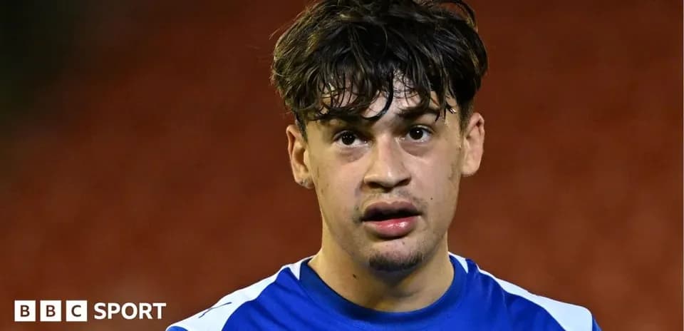 Joueur en maillot bleu regardant vers la caméra