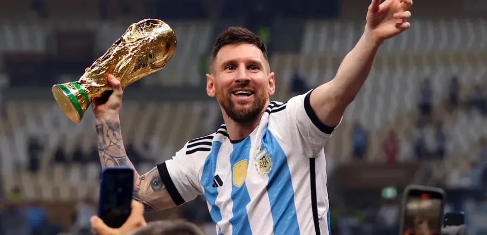 Joueur levant la coupe du monde après la victoire