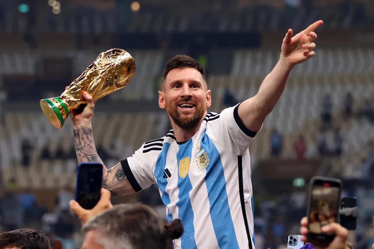Joueur levant la coupe du monde après la victoire