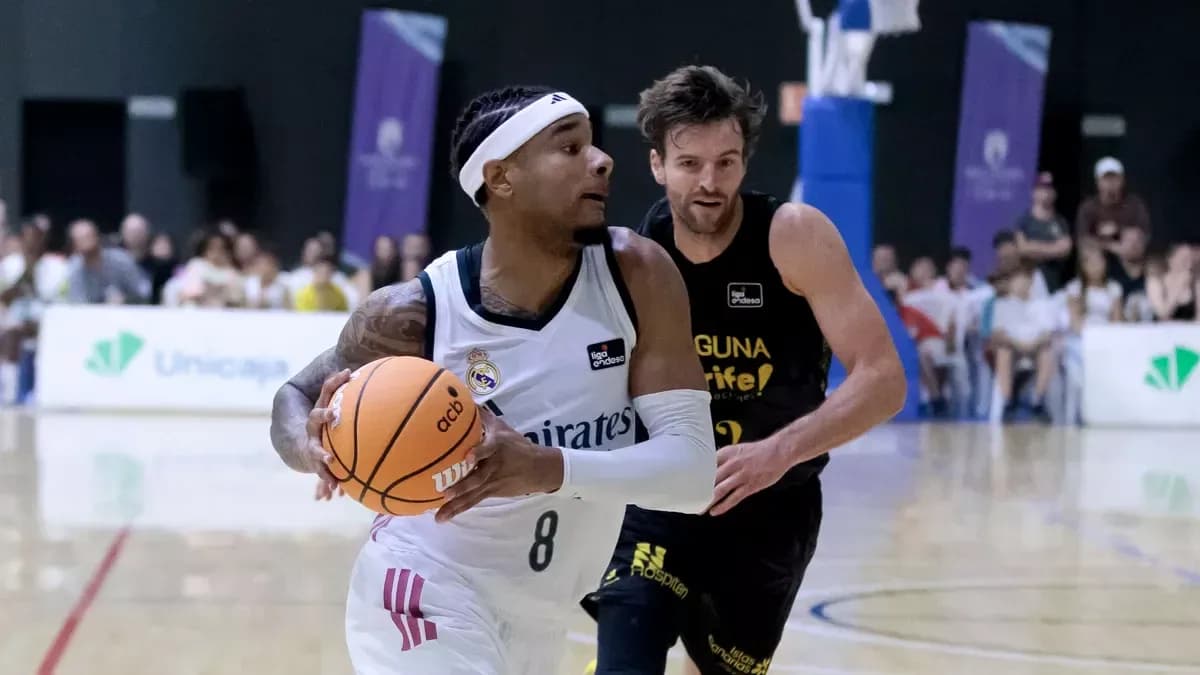 Joueur dribblant avec le ballon lors du match