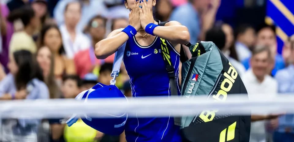 Joueuse de tennis célébrant avec ses sacs à dos