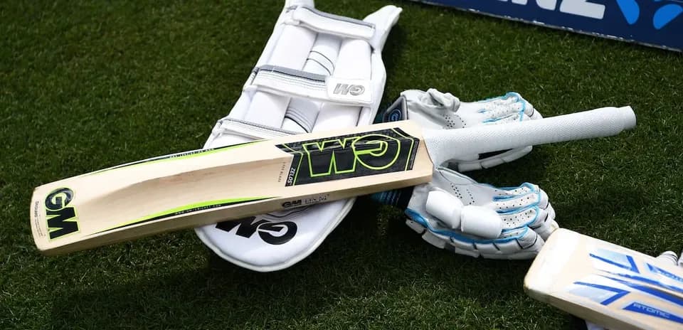 Équipement de cricket avec batte et gants