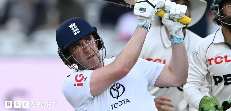 Joueur de cricket frappant la balle avec sa batte