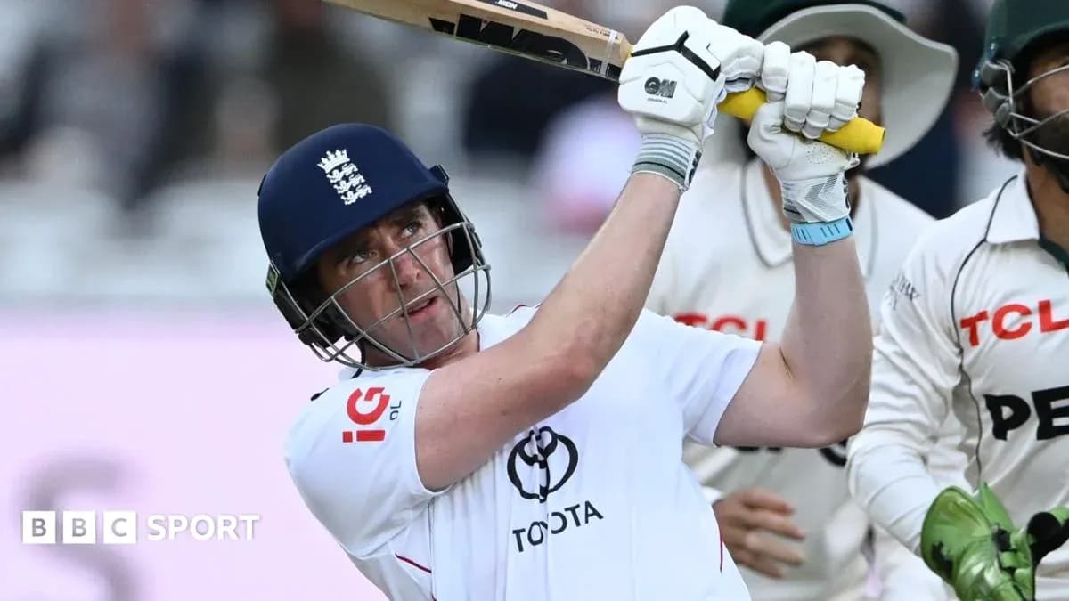 Joueur de cricket frappant la balle avec sa batte