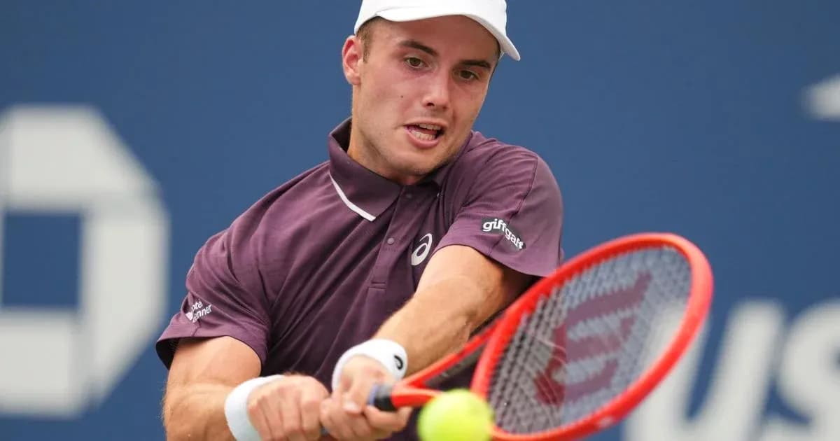 Joueur de tennis frappant une balle sur le court