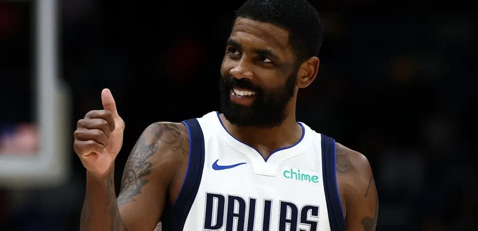 Joueur des Dallas Mavericks faisant un pouce levé