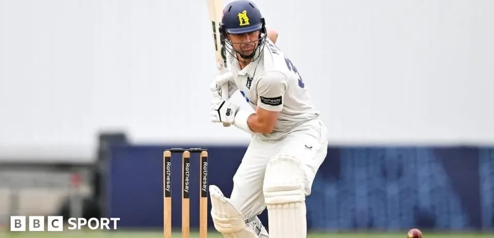 Batteur prêt à frapper la balle au cricket