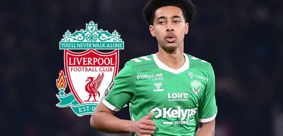 Joueur en maillot vert sur terrain de football