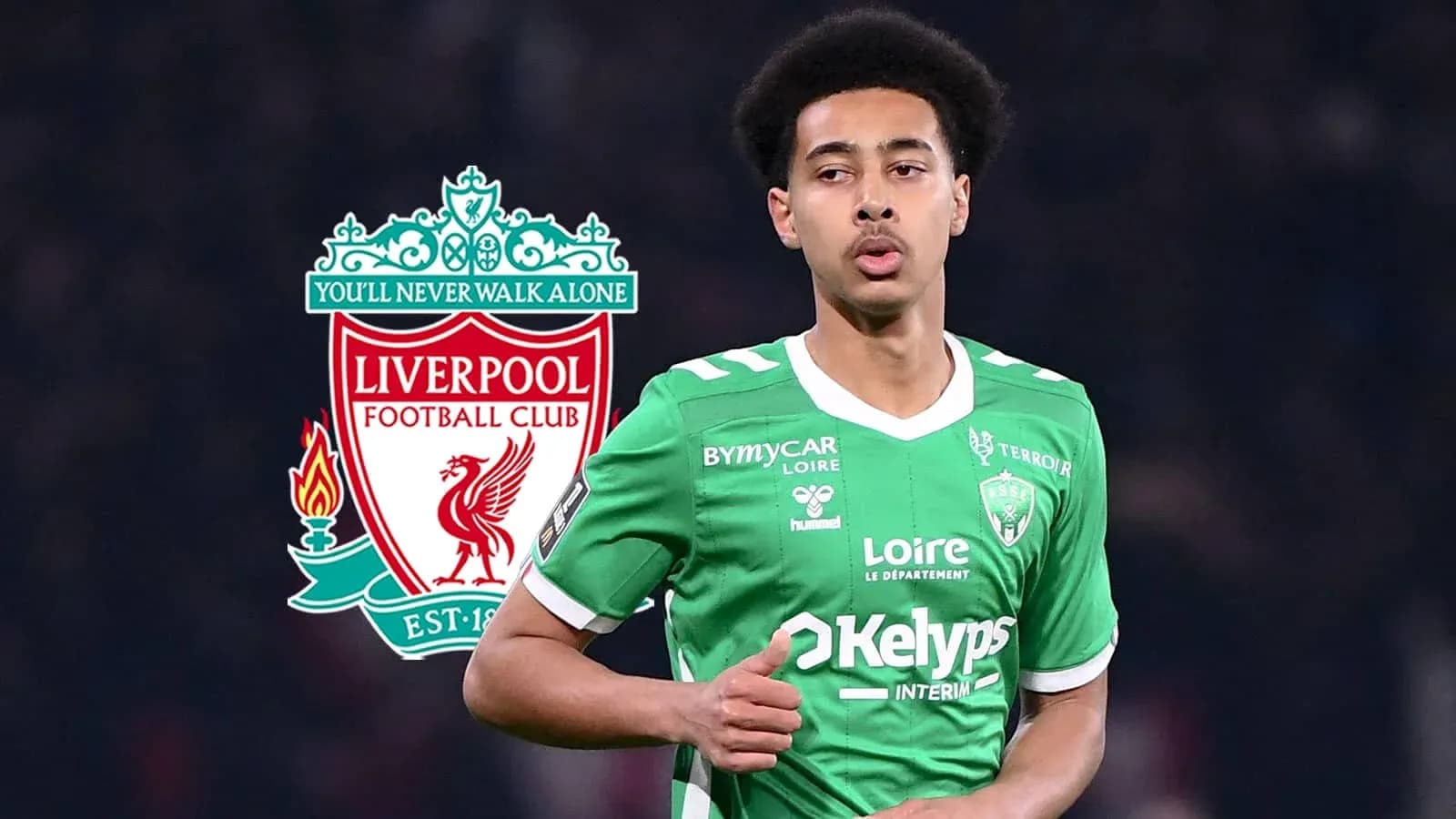 Joueur en maillot vert sur terrain de football