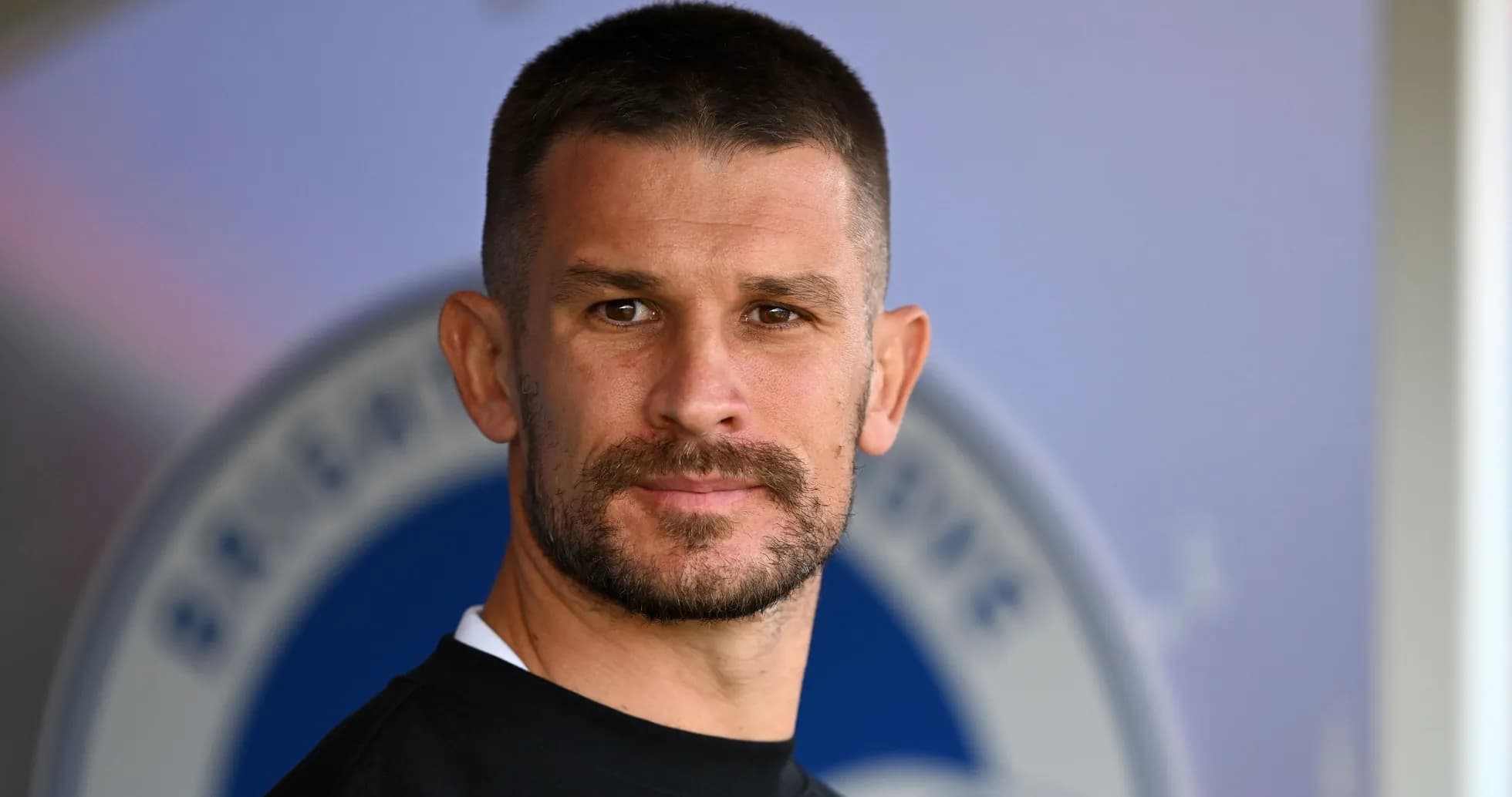 Homme avec une barbe et un maillot noir