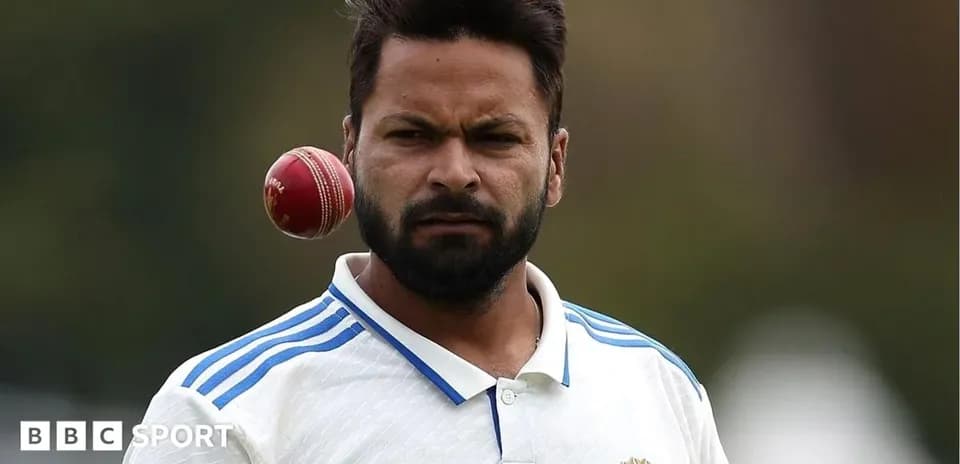 Joueur de cricket avec un ballon en l'air