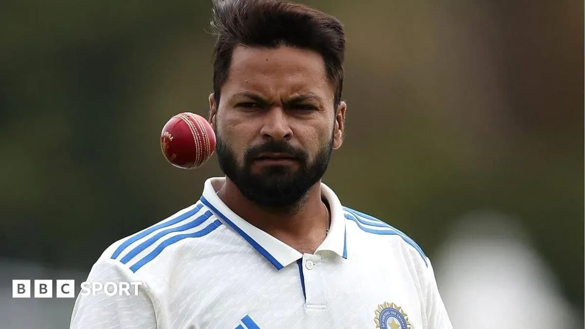 Joueur de cricket avec un ballon en l'air