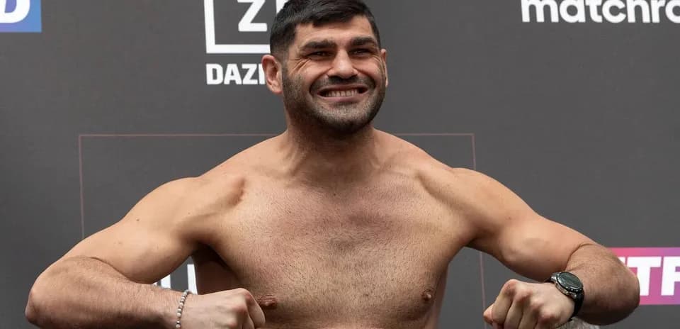 Boxeur posant sur la balance avant le combat