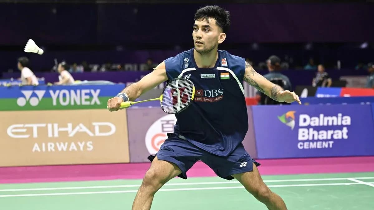 Joueur de badminton en action sur le court