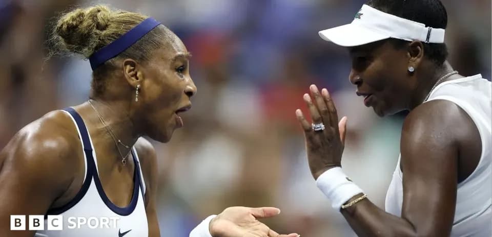 Serena et Venus Williams discutant pendant un match