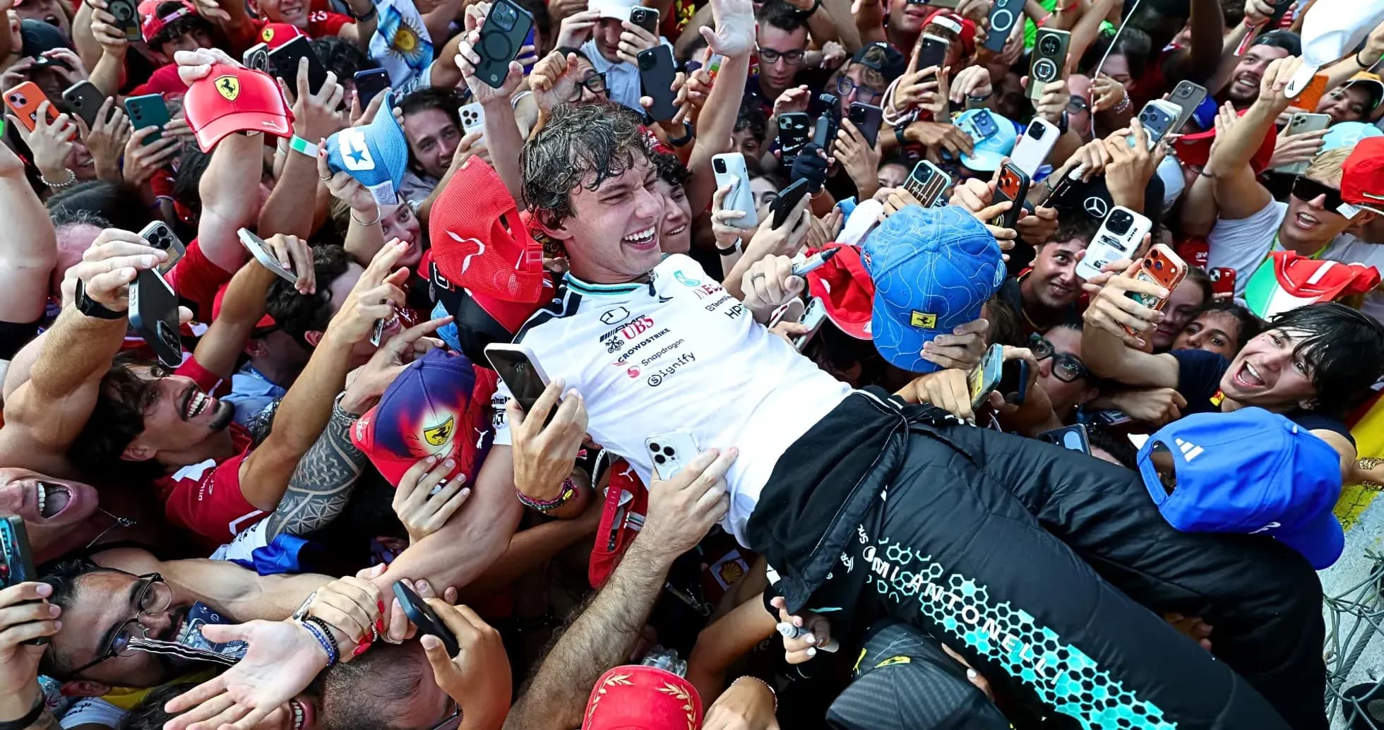 Pilote célébré par des fans après la course