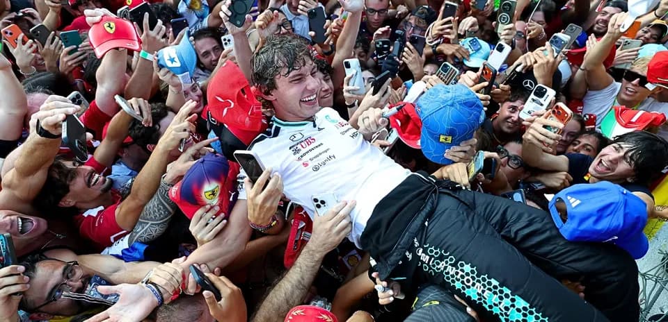Pilote célébré par des fans après la course